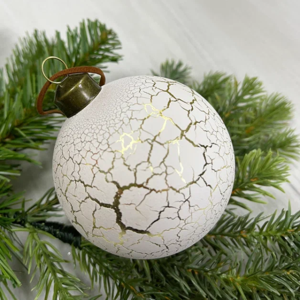 Набор стеклянных шаров Рождественские 80 мм., 6 шт., белый с кракелюром, Christmas DeLuxe (87207) 