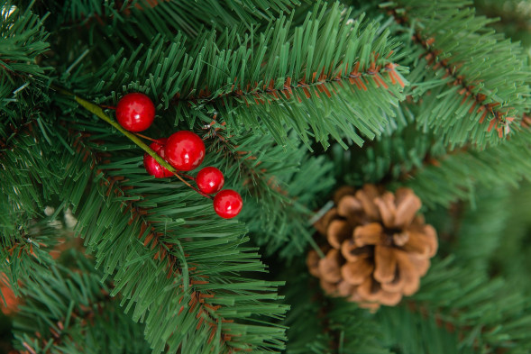 Искусственная елка Новогодняя сказка с шишками и ягодами 120 см., мягкая хвоя, ЕлкиТорг (15120) оптом