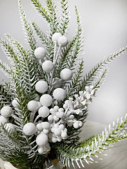 Новогодняя настольная композиция с белыми ягодами и шишкой 35 см., Christmas DeLuxe (89295) 