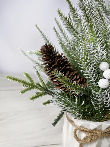Новогодняя настольная композиция с белыми ягодами и шишкой 35 см., Christmas DeLuxe (89295) 