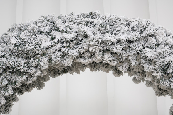 Хвойная арка Карельская 240*160 см. заснеженная, ПВХ, ЕлкиТорг (28010) оптом